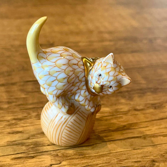 ヘレンド (HEREND) 人形 玉にのった猫 05221-0-00