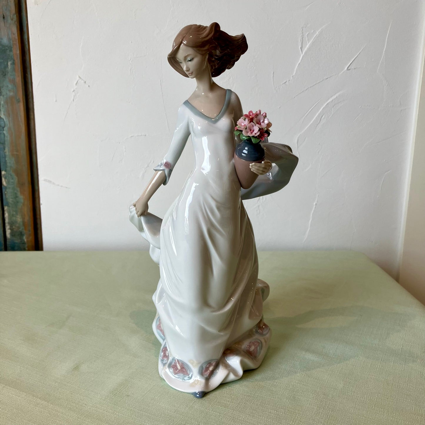 リヤドロ (LLADRO) 花と少女 軽やかな足取り 8242