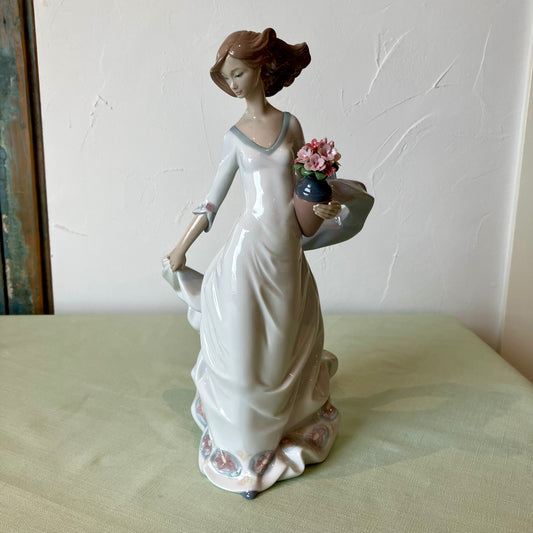 リヤドロ (LLADRO) 花と少女 軽やかな足取り 8242
